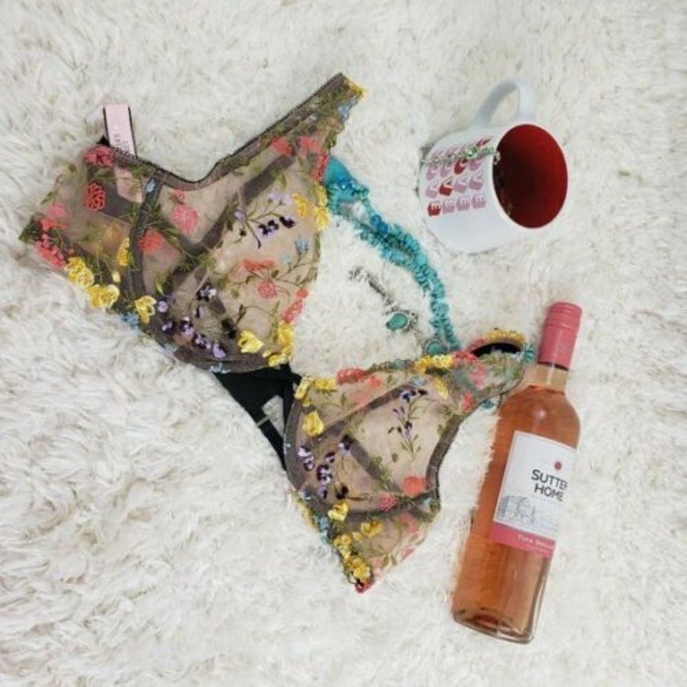 VS 34DD Sheer Sheer Embroidery Plunge Dream Angels Bra